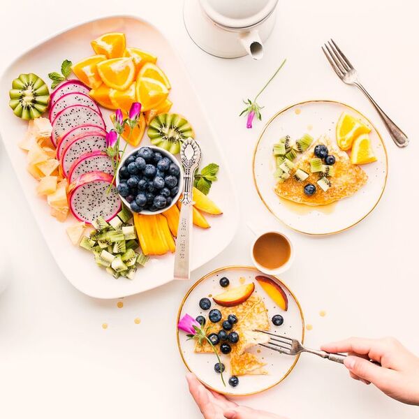 Taça de sopa simples com pão e ervas