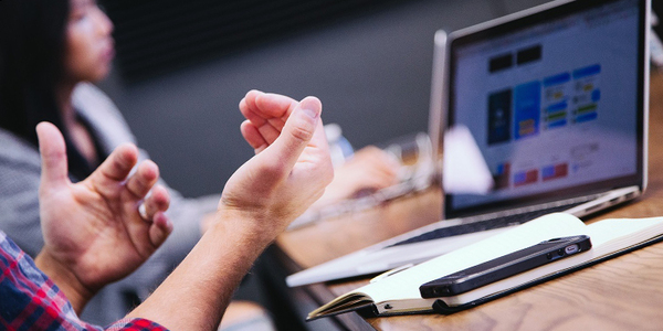 Tapete e almofada junto à janela para alongar ao entardecer